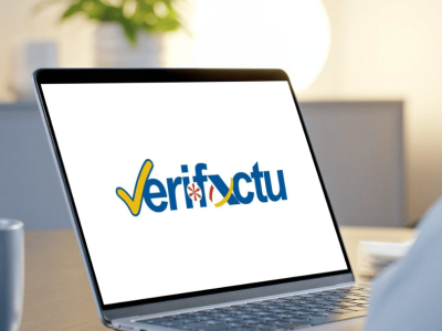 Imagen ordenador y en pantalla Verifactu